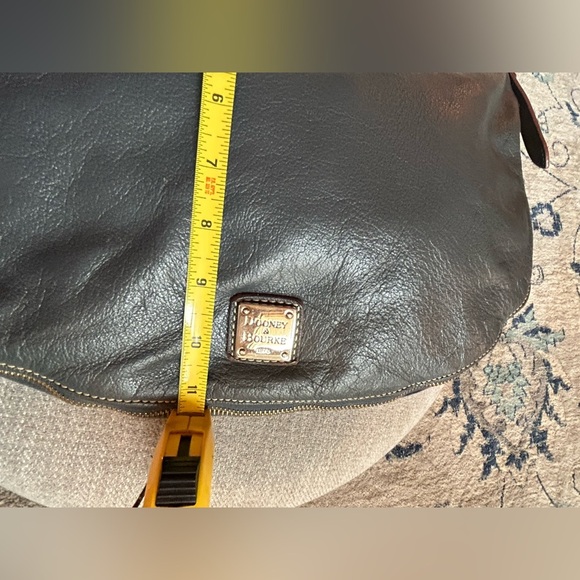 Dooney & Bourke grey leather hobo zip shoulder bag, bottom expandable to 3” - Picture 7 of 13